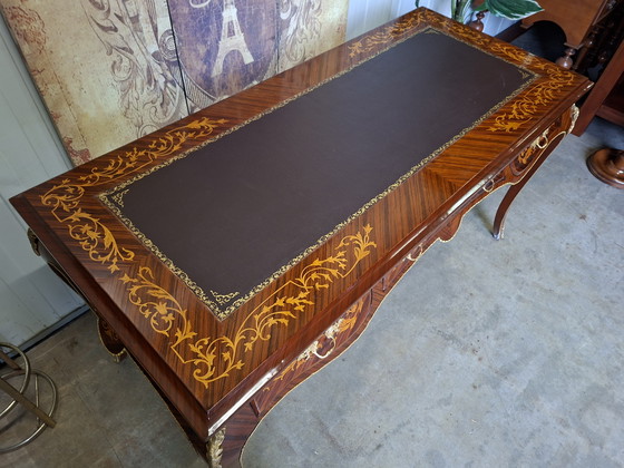 Image 1 of Klassieke rozenfineer bureau met marqueterie, bruin leder ingelegd blad, 3 lades en messing beslag, afm. 158x71cm en 81cm hoog.
