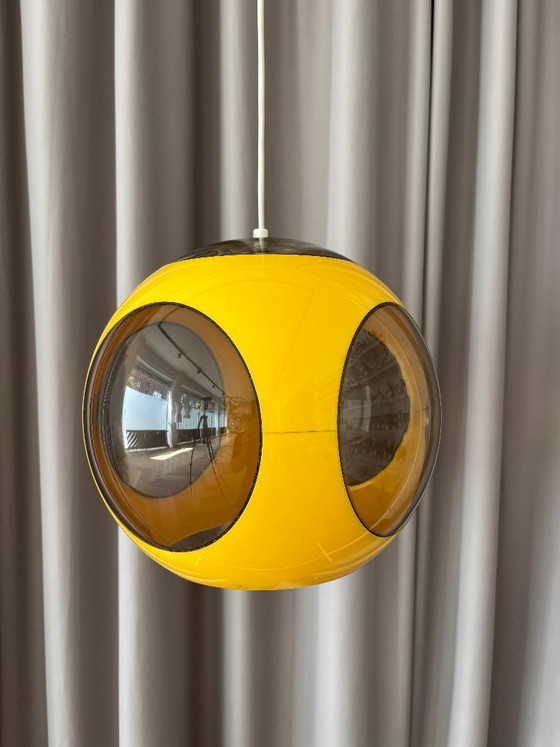Lampada a sospensione vintage anni '70 a forma di UFO giallo con occhi di insetto, stile Space Age. (photo 12 of 14)