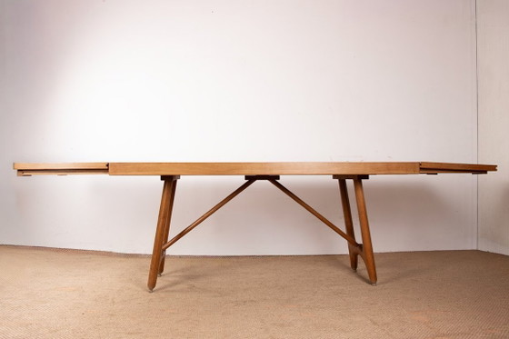 Image 1 of Gran mesa de comedor extensible de roble, diseñada por Guillermo y Chambron para Votre Maison en 1960.