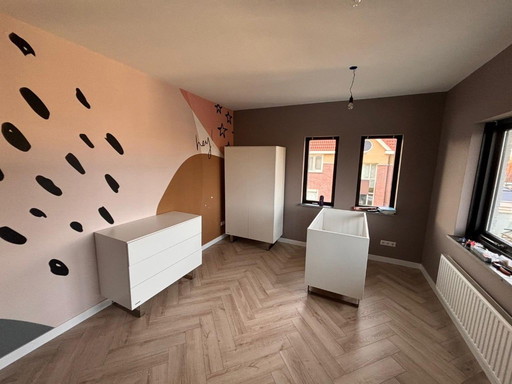 Cameretta completa per neonati (culla, armadio, cassettiera)