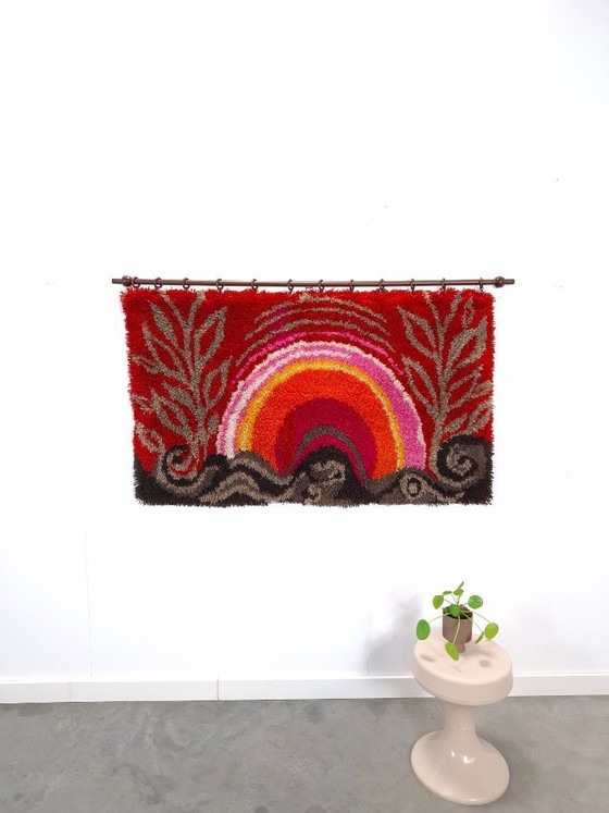 Image 1 of Tapiz de pared de pelo alto color rojo rosado atardecer de los años 70.