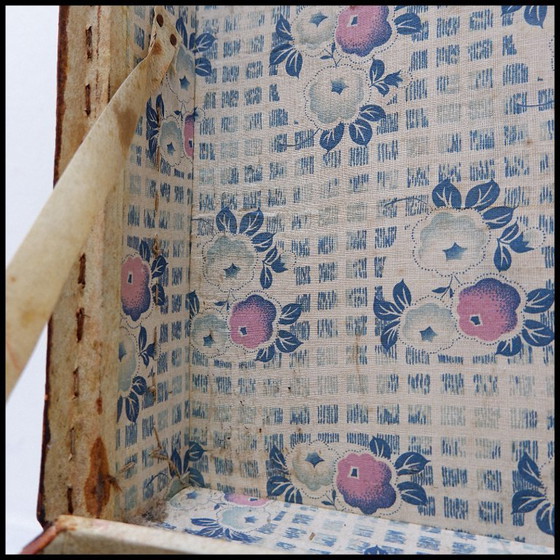 Image 1 of  Malle chinoise en cuir laqué rouge du début du XXe siècle