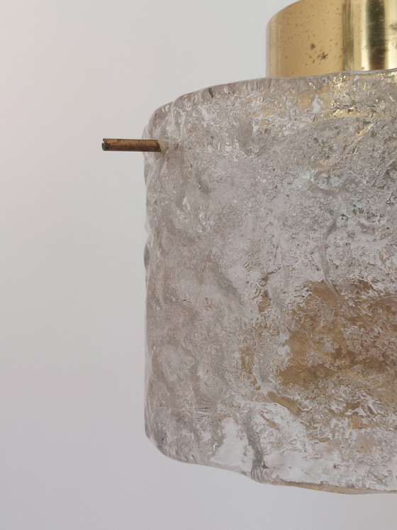 Vintage hanglamp uit het midden van de 20e eeuw met matglazen kap en messing afwerking. – doria, Hanglampen (photo 3 of 11)