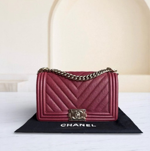 Chanel Boy Medium - Caviar 25CM Chevron Rood Goudkleurige Hardware Serie 28