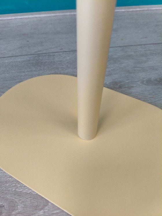 Image 1 of Table d'appoint moderne en métal jaune pastel