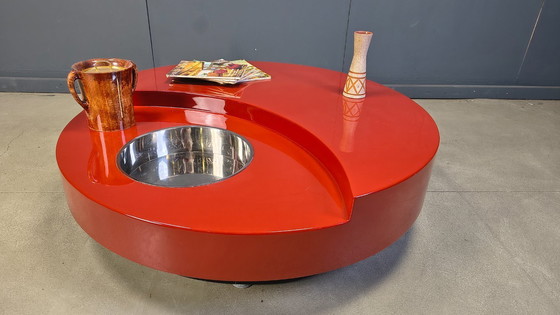 Image 1 of Vintage draaibare salontafel in rode lak van Willy Rizzo, jaren 70.
