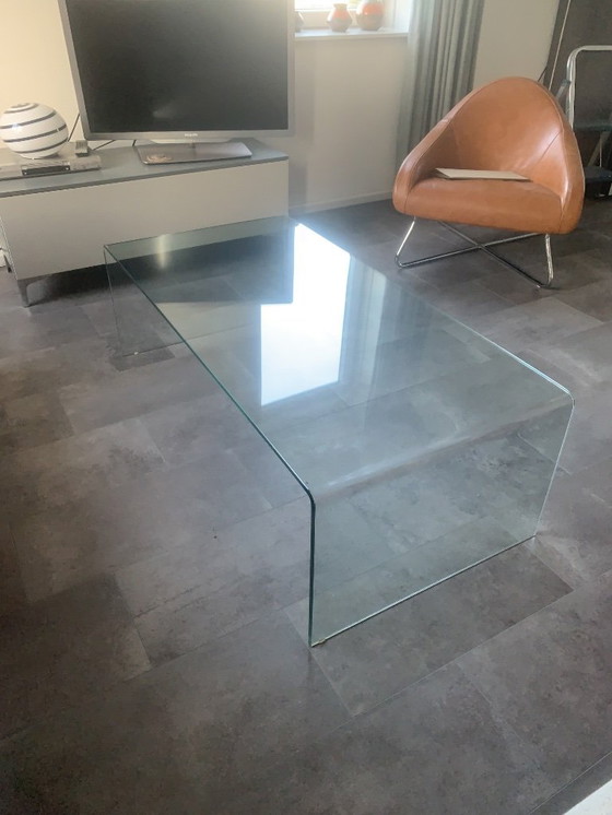 Image 1 of Table basse en verre robuste