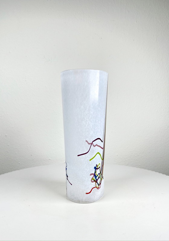 Image 1 of Vase vintage en verre d'art blanc de Kosta Boda - Vase arc-en-ciel de Bertil Vallien - Style minimaliste scandinave MCM