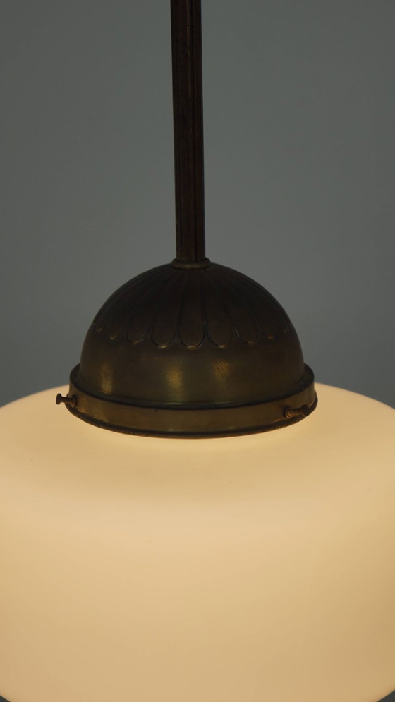 Image 1 of Suspension vintage classique en verre et laiton