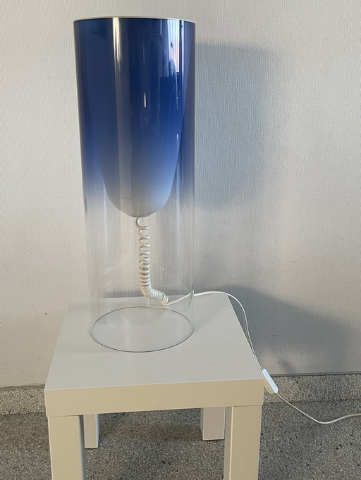Blauwe staande tafellamp Toobe van Kartell