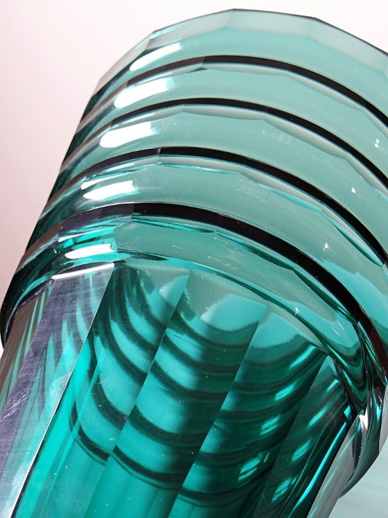 Large Antique Art Deco Cut Emerald Crystal Vase, Bohemia 1920-1930 – Bohême (photo 10 of 14)