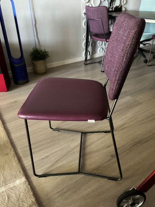 4 eetkamerstoelen en 2 hockers