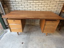 Groot vintage Deens bureau van teakhout zwevend midcentury