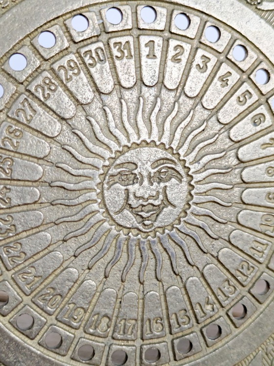 Calendrier perpétuel de table en laiton antique avec motif solaire et zodiaque – Objets déco, Brass (photo 5 of 12)