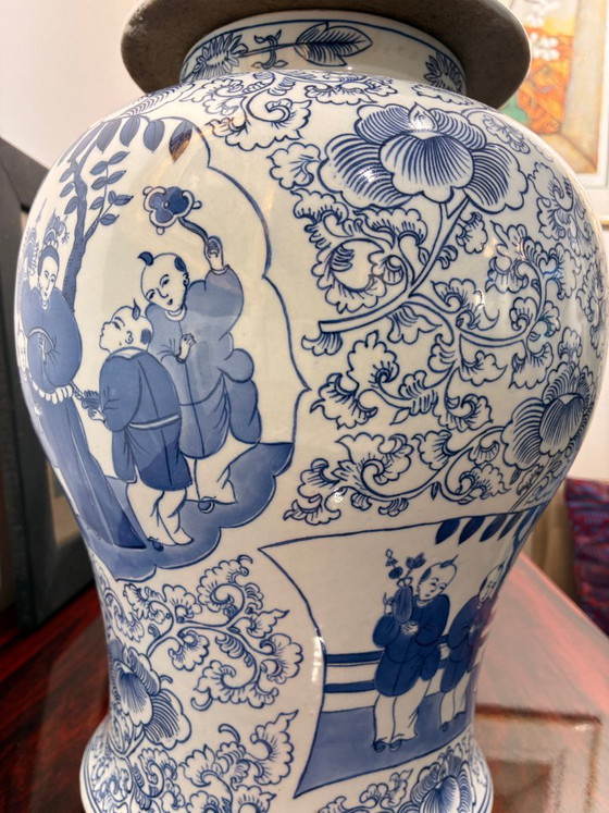 Een paar Chinese porseleinen vazen ​​met deksel in verschillende blauwtinten, met een apocrief Chenghua (photo 3 of 11)