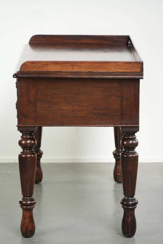 Image 1 of Elegante e pratica scrivania/tavolino antico inglese in mogano della metà del XIX secolo.