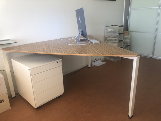 Image 1 of Ahrend bureau A700. Driehoektafel 160x160x160cm. 2 zijden bol, 1 zijde hol, in hoogte verstelbaar van 62 tot 82 cm