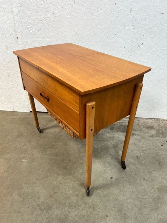 Image 1 of Vintage Deens Naaimeubel / Bijzettafeltje, 1960’s