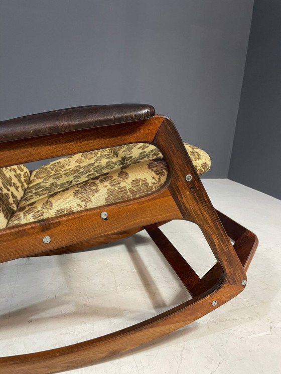 Image 1 of Schommelstoel, houtwerk, jaren 70, Tsjecho-Slowakije
