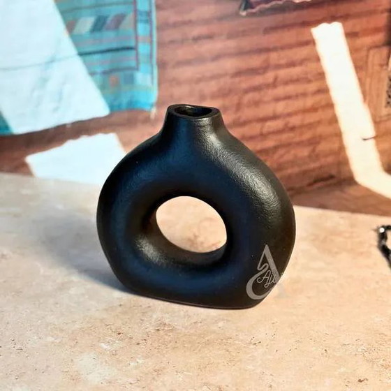 Mini strukturierte mattschwarze handwerkliche Vase Tafoukt – Vasen, Keramik, Modern (photo 2 of 2)
