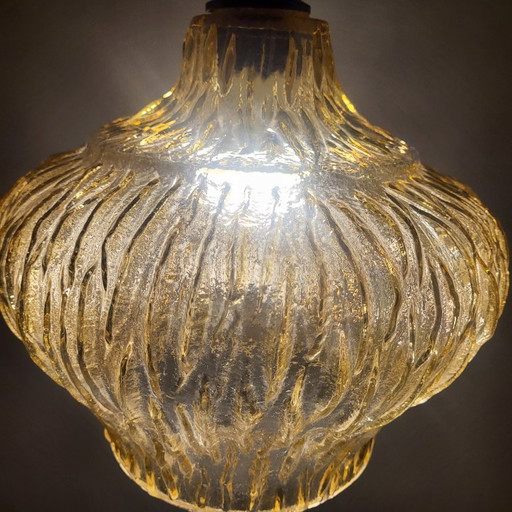 Lampada a sospensione vintage in vetro ambrato iridescente degli anni '60-'70