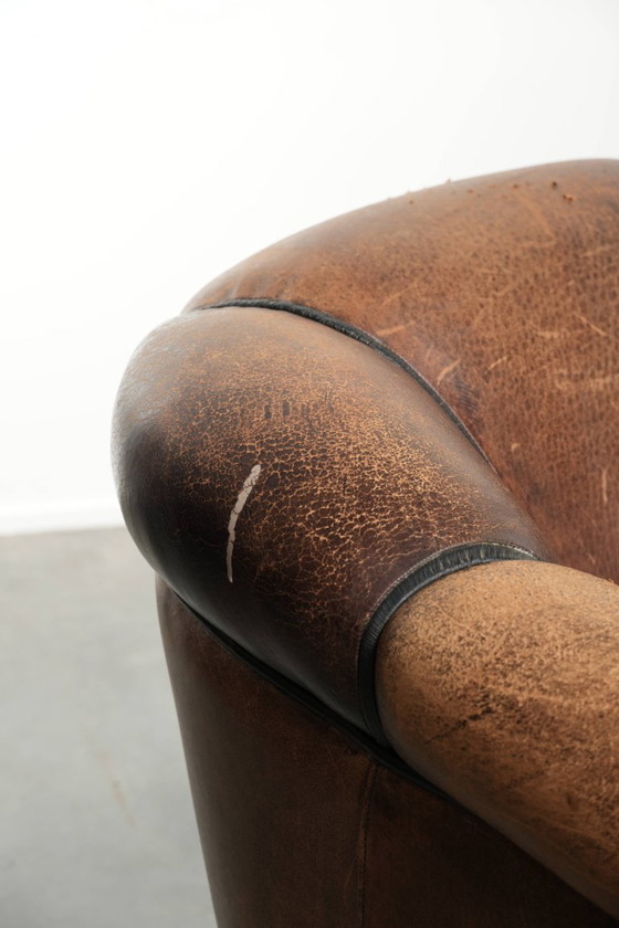 Image 1 of Ensemble robuste de 2 fauteuils club vintage en peau de mouton de style anglais