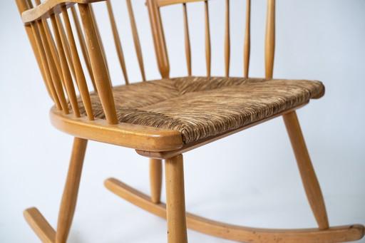 Fauteuil à bascule Vintage - Rotin & bois au look Mid Century