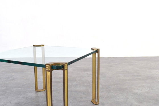 Image 1 of Table basse Hollywood Regency en laiton et verre par Peter Ghyczy, années 1970.