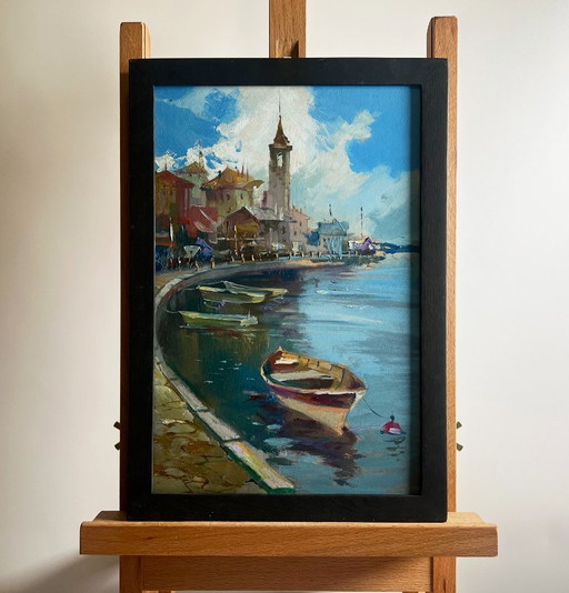 Dipinto a olio originale raffigurante un paesaggio urbano costiero con un porto cittadino affollato.