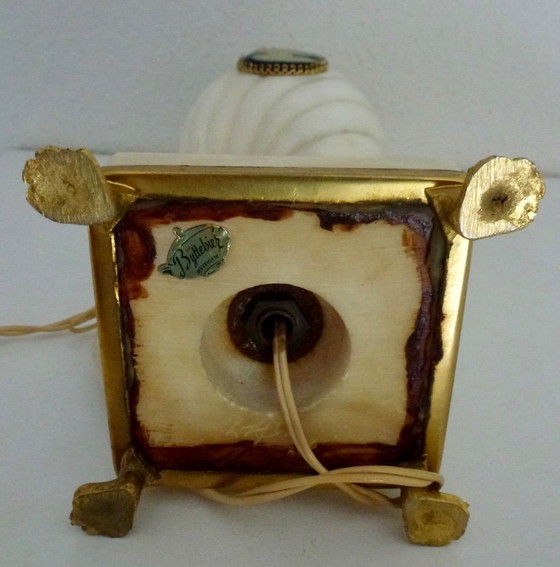 Image 1 of Antieke Franse tafellamp met Cameo is vervaardigd uit onyx.