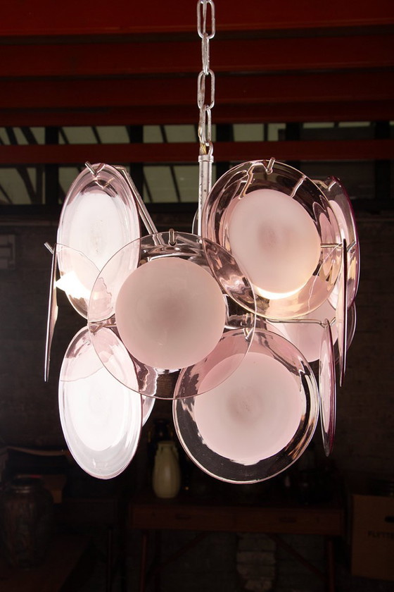 Image 1 of Lampadario “Space Age” composto da 15 pendenti in vetro di Murano rosa e bianco, modello “Disc” di Gino Vistosi 1970.