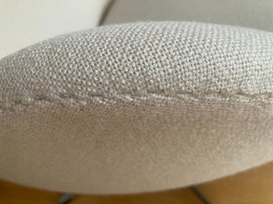 Image 1 of Poltrona Egg di Fritz Hansen con poggiapiedi; nuovo rivestimento Kvadrat.