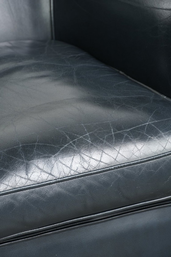 Image 1 of Poltrona club blu scuro in pelle bovina dal design intramontabile
