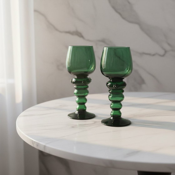 Image 1 of 2 verres à vin Roemer verts allemands – avec pied à baies – verre artisanal