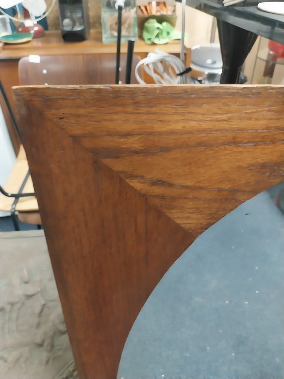 Image 1 of 1 specchio ovale anni '50 con cornice in noce, 97 x 67 cm.