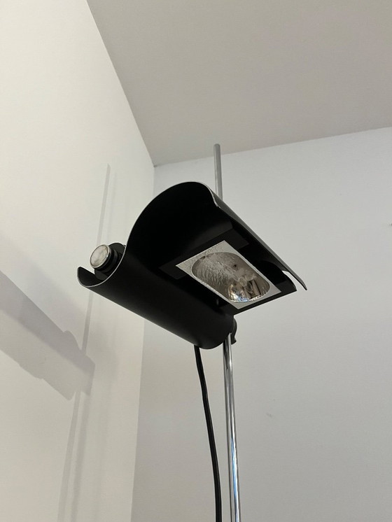 Image 1 of Lámpara de pie Oluce – Regulable – Vico Magistretti – Acero cromado y aluminio – Diseño italiano 1970