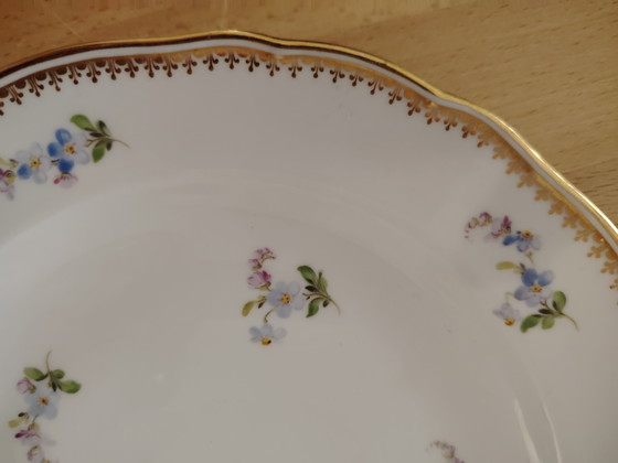 Image 1 of 4 vintage Meissen porseleinen taartschalen met bloemmotief en gouden rand.