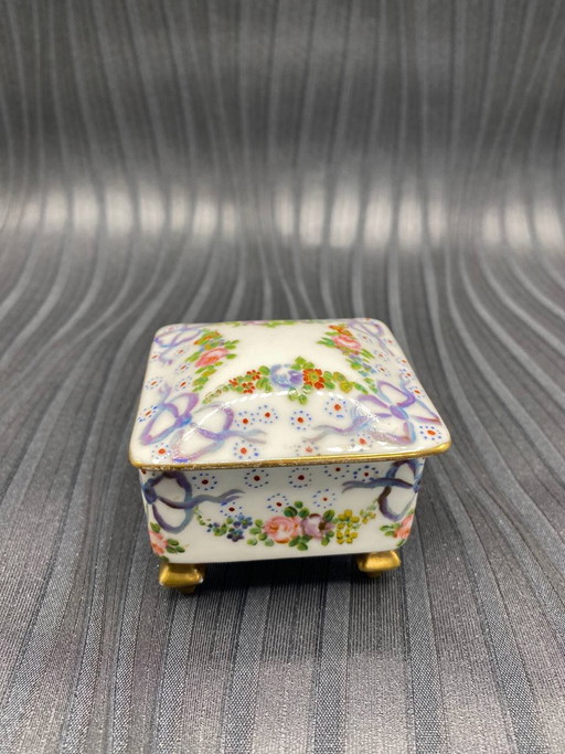 Porseleinen sieradendoos, handgeschilderde bloemenkransen en mauve linten, gouden voetjes – decoratieve objecten, Porcelain