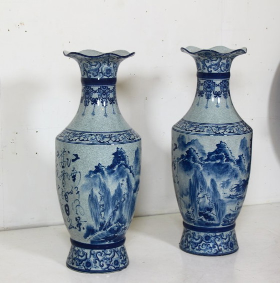 Image 1 of Een paar monumentale Chinese vazen met kobaltblauwe decoratie, eind 20e eeuw.