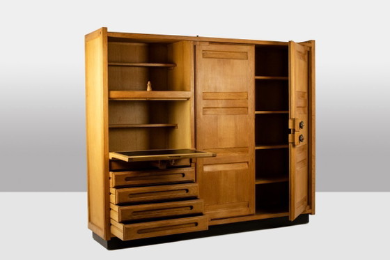 Image 1 of Guillerme e Chambron. Armadio in rovere con scrivania integrata. 1970-80