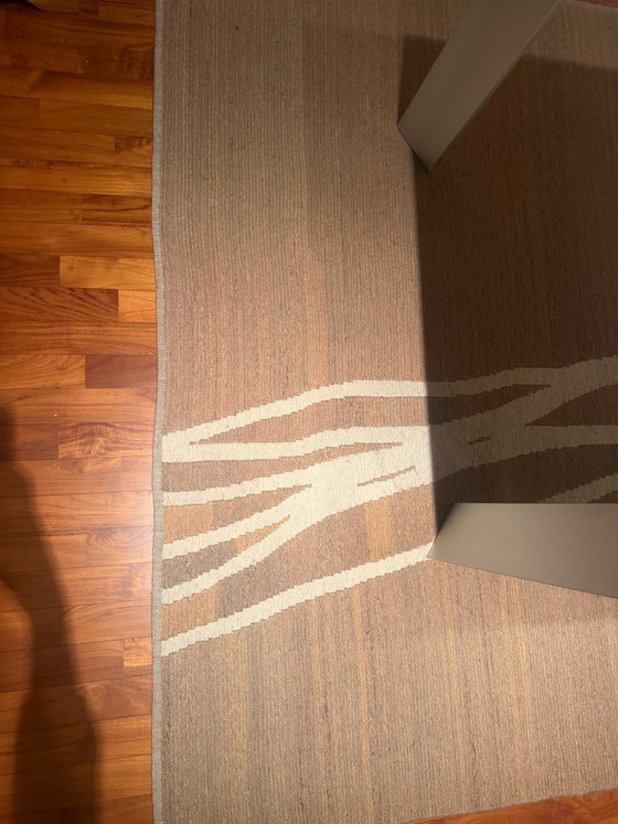 Haselnussfarbener Teppich mit cremefarbenem Muster – Sartori, Teppiche & Läufer, Wolle (photo 3 of 5)