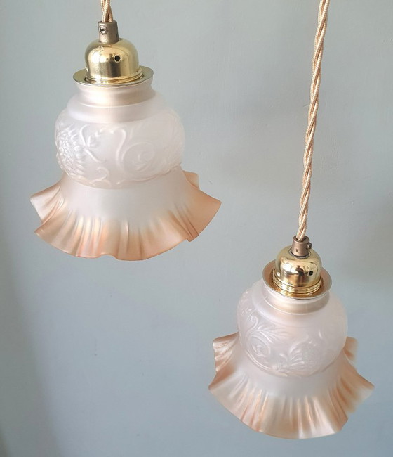 Image 1 of Set di lampade a sospensione antiche in vetro. Forma floreale/a fiore in vetro satinato.