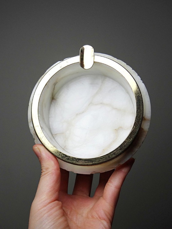 Image 1 of Kleiner, antiker, geschnitzter Alabaster-Aschenbecher aus der Hollywood Regency/Mid-Century-Ära.