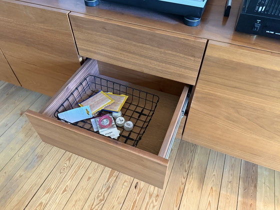 Image 1 of Notenhouten dressoir van Loco