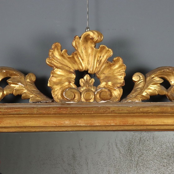 Image 1 of Miroir avec cadre en bois sculpté et doré
