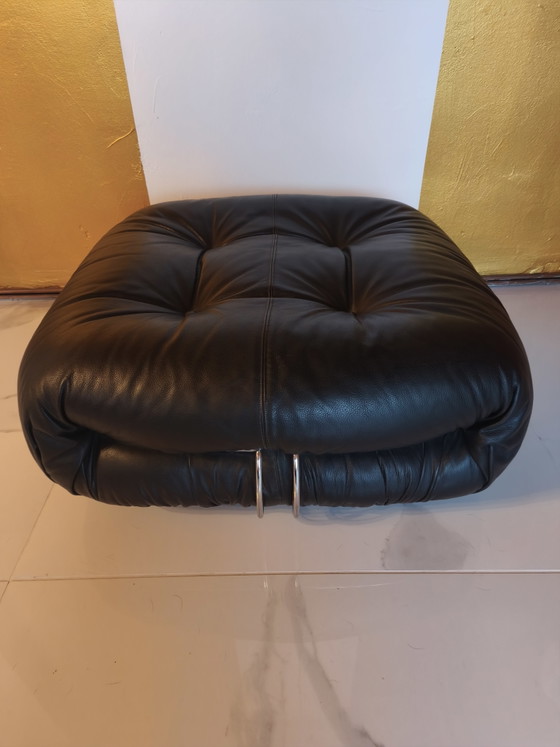 Pouf ottoman Cassina Soriana en cuir noir, années 70 – Sofas, Leather (photo 5 of 11)