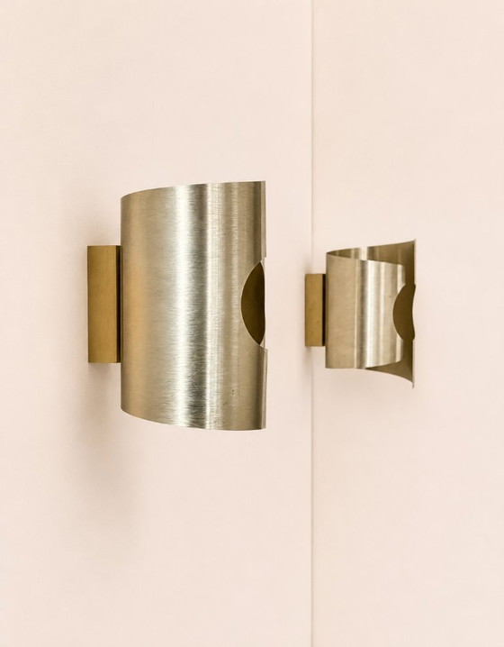 Image 1 of Een paar vintage wandlampen van licht verguld geborsteld metaal, Frankrijk 1970.