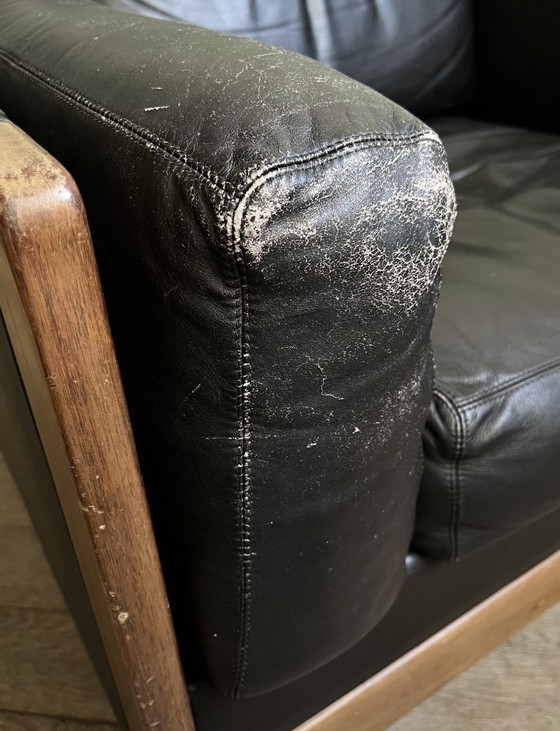 Image 1 of Gestoffeerde fauteuil 920 in hout en leer van Afra en Tobia Scarpa (jaren 70)