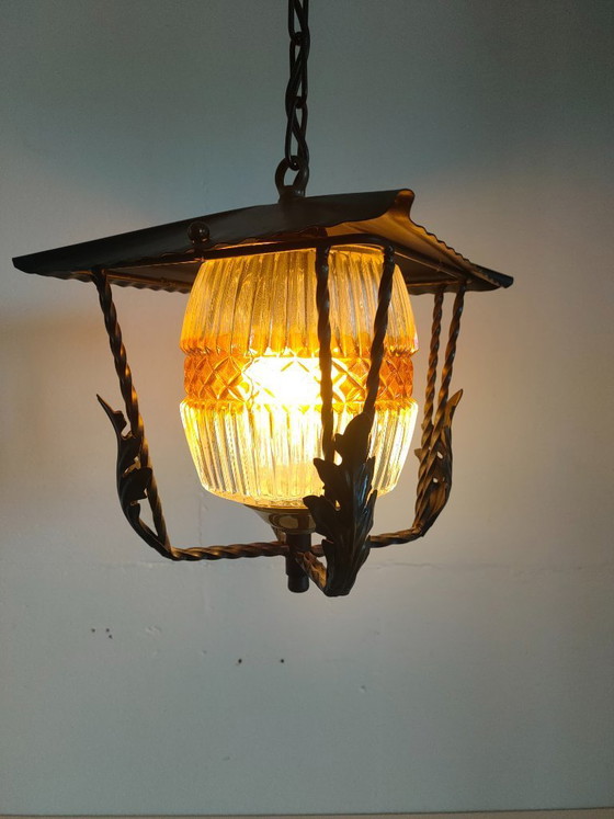 Image 1 of Lampada a sospensione a lanterna con vetro scanalato bianco ambrato.