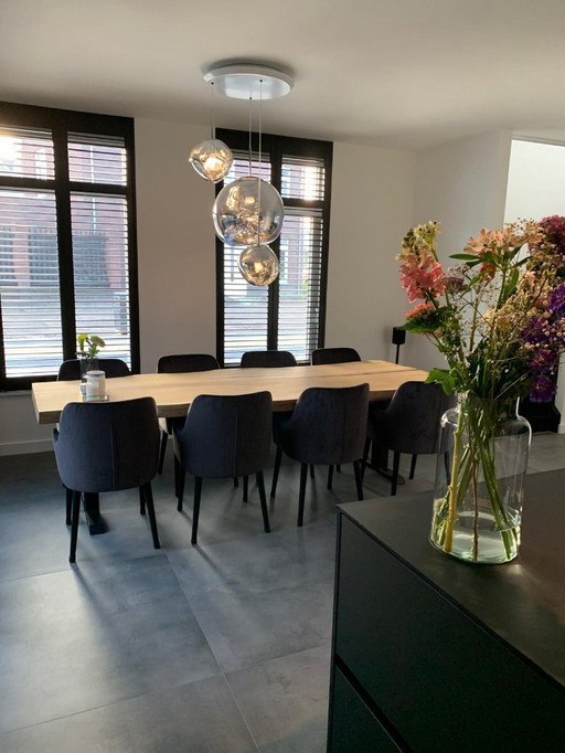 Lampe suspendue ronde Melt Trio de Tom Dixon – design luxueux – un véritable bijou qui attire tous les regards.